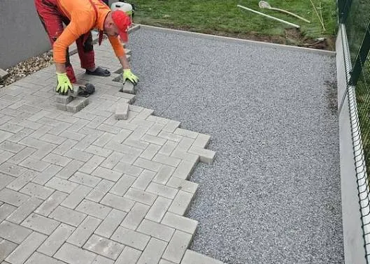 Pokládka zámkové dlažby na štěrkový podklad