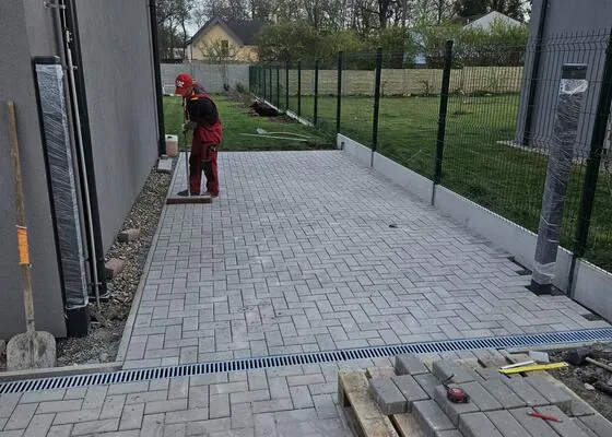 Hotová plocha ze zámkové dlažby s odvodňovacím žlabem